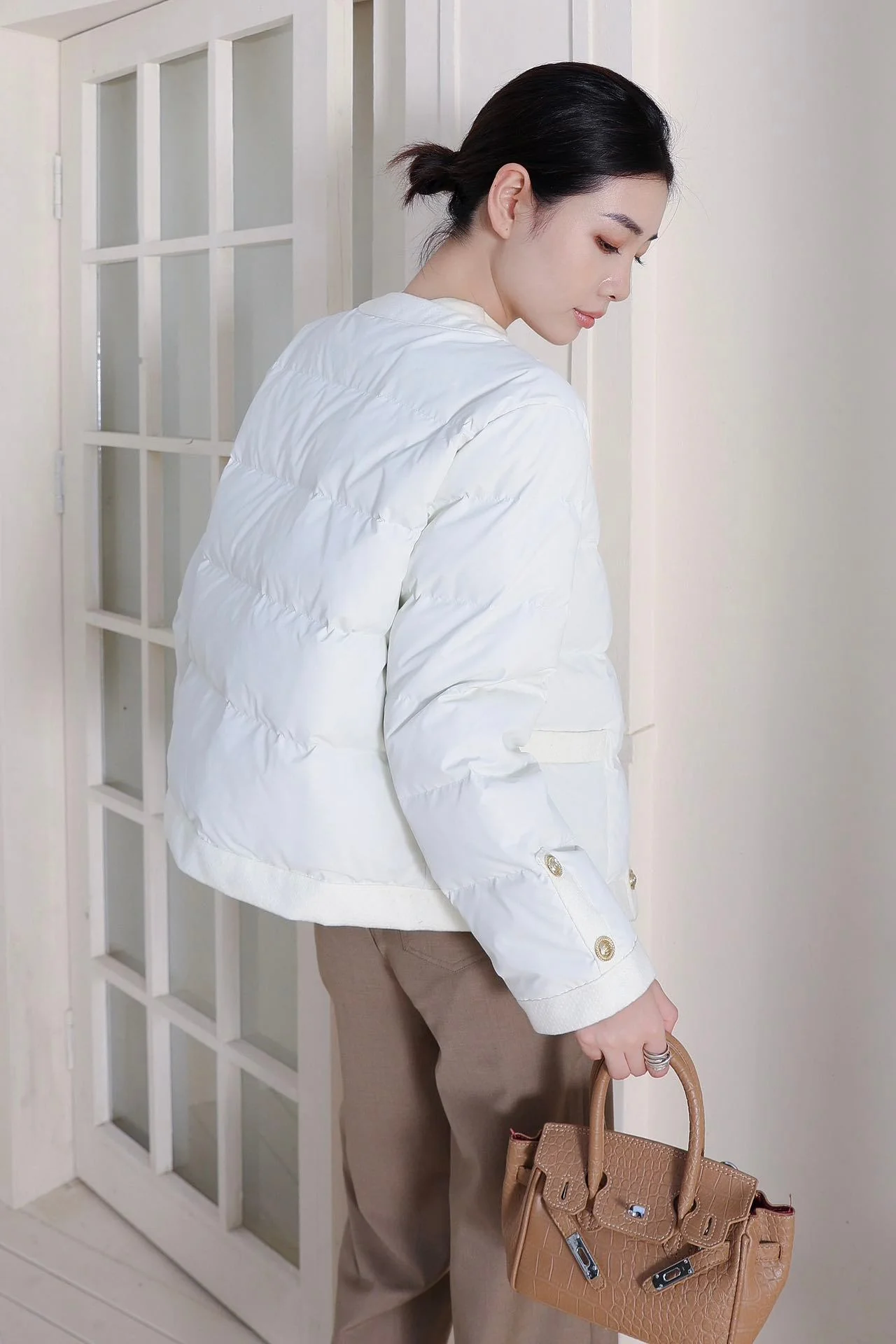 Ladies Chic Chanel‑Style Short Puffer Jacket Round‑Neck Contrast Trim Gold Buttons City Outerwear