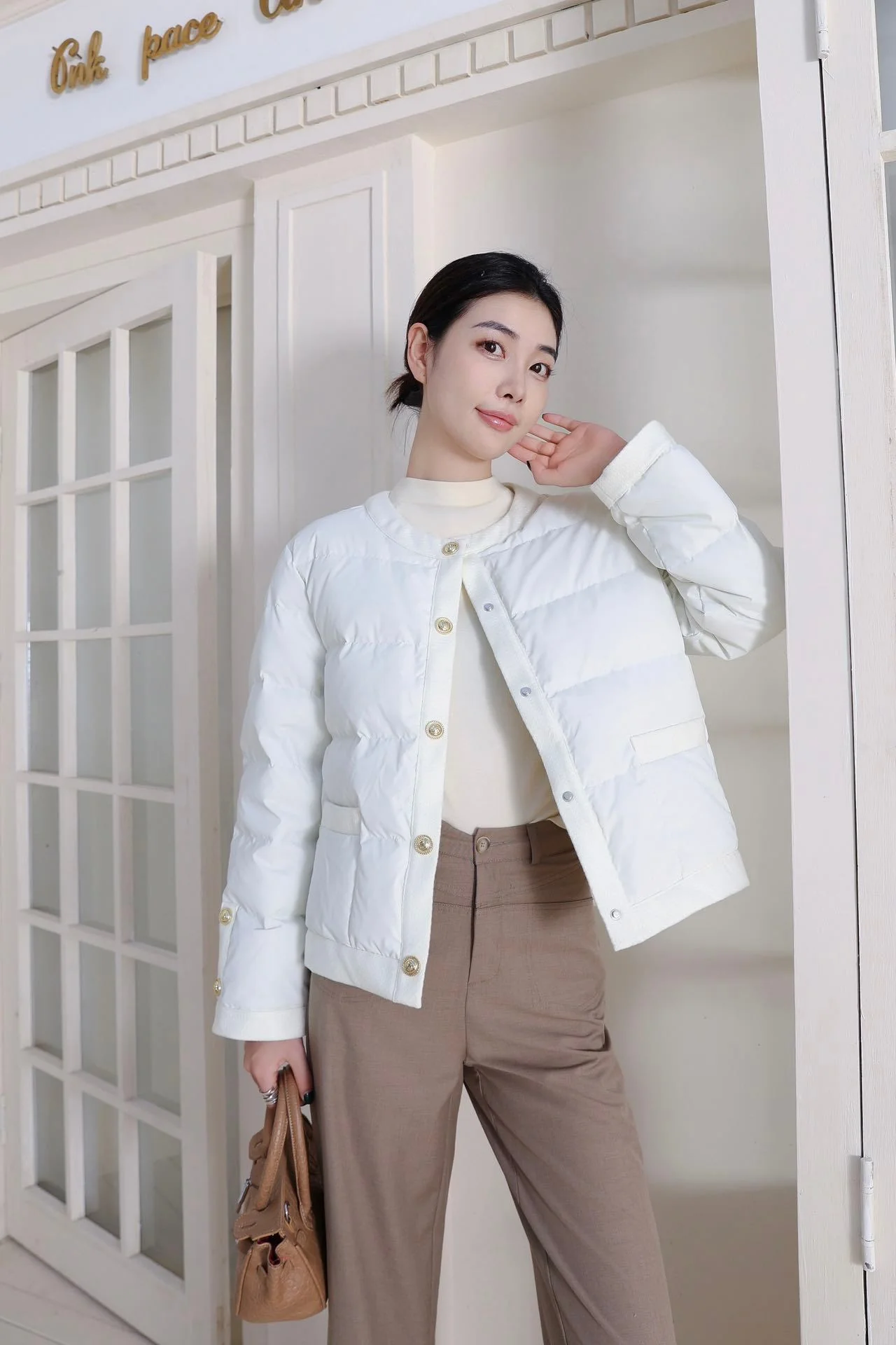 Ladies Chic Chanel‑Style Short Puffer Jacket Round‑Neck Contrast Trim Gold Buttons City Outerwear